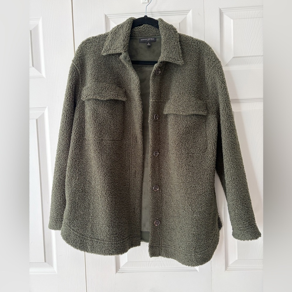Banana Republic Factory dark green sherpa shacket
Size M
Excellent condition